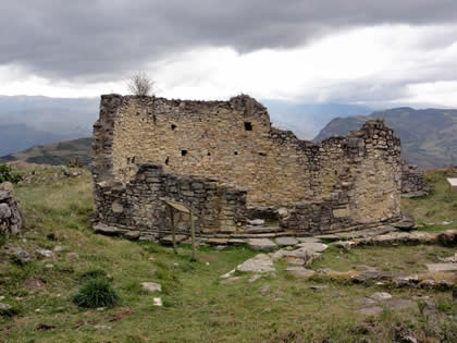 COMPLEJO ARQUEOLOGICO MONUMENTAL KUELAP - ESTRUCTURAS E2 Y E3 01