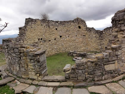 COMPLEJO ARQUEOLOGICO MONUMENTAL KUELAP - ESTRUCTURAS E2 Y E3 02