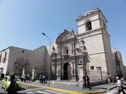 TEMPLO CLAUSTROS LA COMPANIA 01