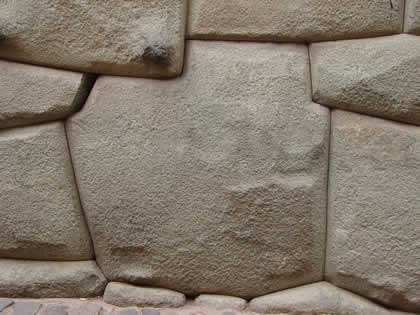 PIEDRA DE LOS 13 ANGULOS