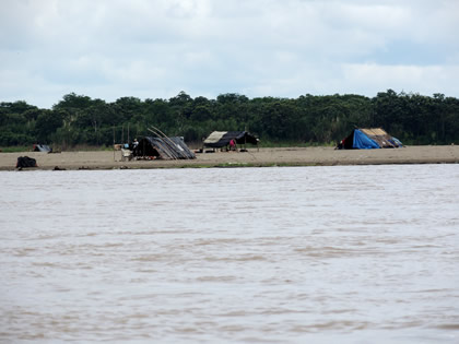 PLAYA EN LA RIBERA DEL RIO AMAZONAS 04