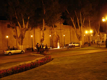 PLAZA ARMAS DE NOCHE 05