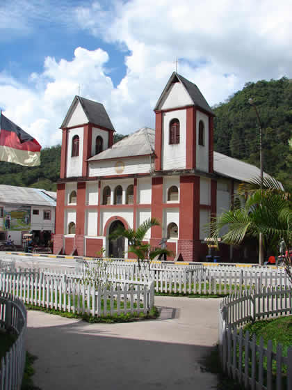 IGLESIA SAGRADO CORAZON DE JESUS DE POZUZO 01