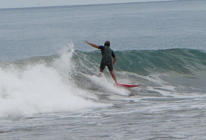 SURFING IN MANCORA 01